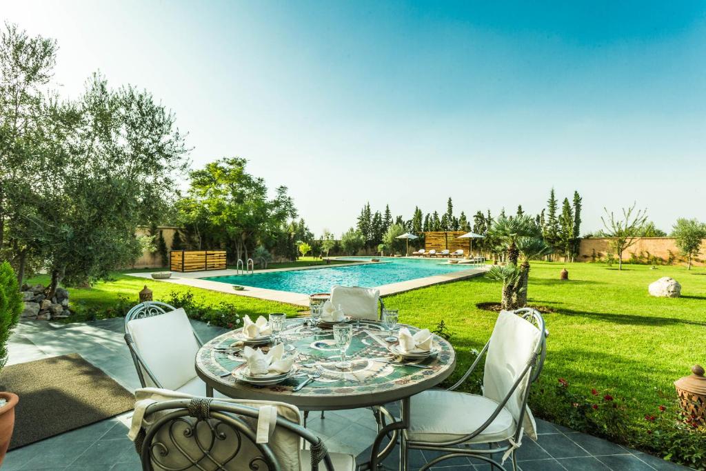 Piscine a marrakech avec une vue panoramique